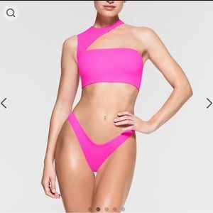 Skims one shoulder crop